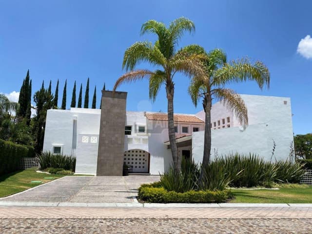 Casa en El Campanario con 5 recámaras!, una en PB, alberca propia y departamento independiente