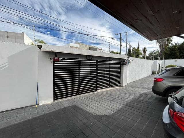 Casa con Alberca, 4 recámaras, bar, estacionamiento 6 autos, está increíble