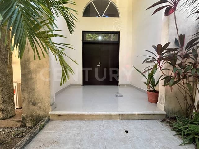 Residencia en Venta con alberca y jardín - Lomas Virreyes Cancún