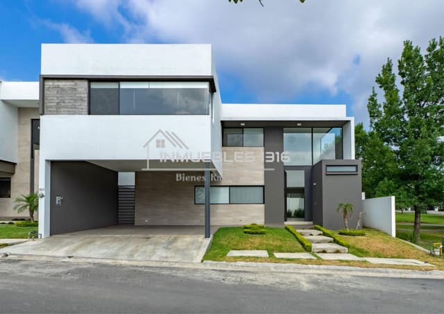 Renta Casa en privada El Refugio a un lado de Carolco en Carretera Nacional